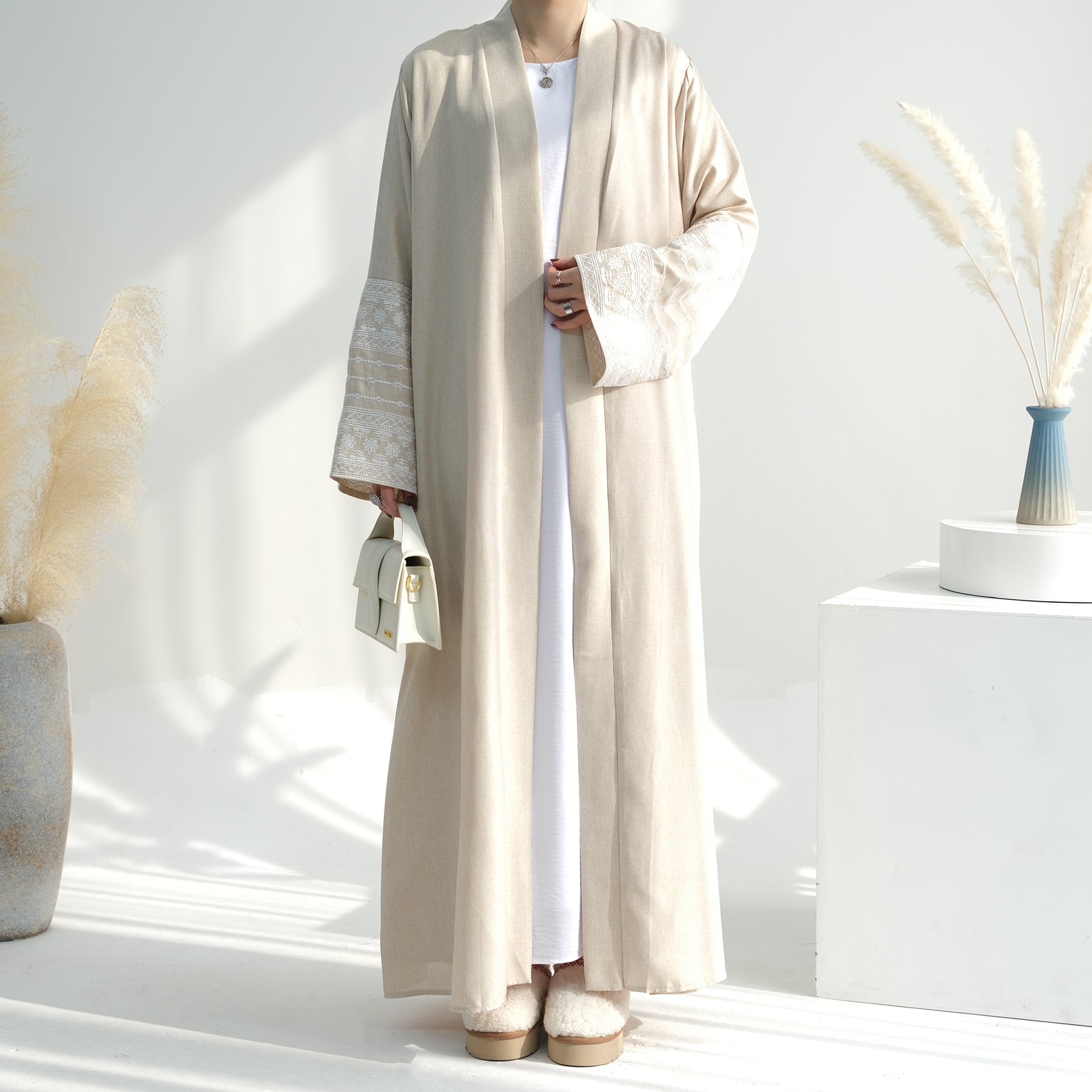 OPEN ABAYA - LINEN - GEBORDUURDE MOUW BEIGE