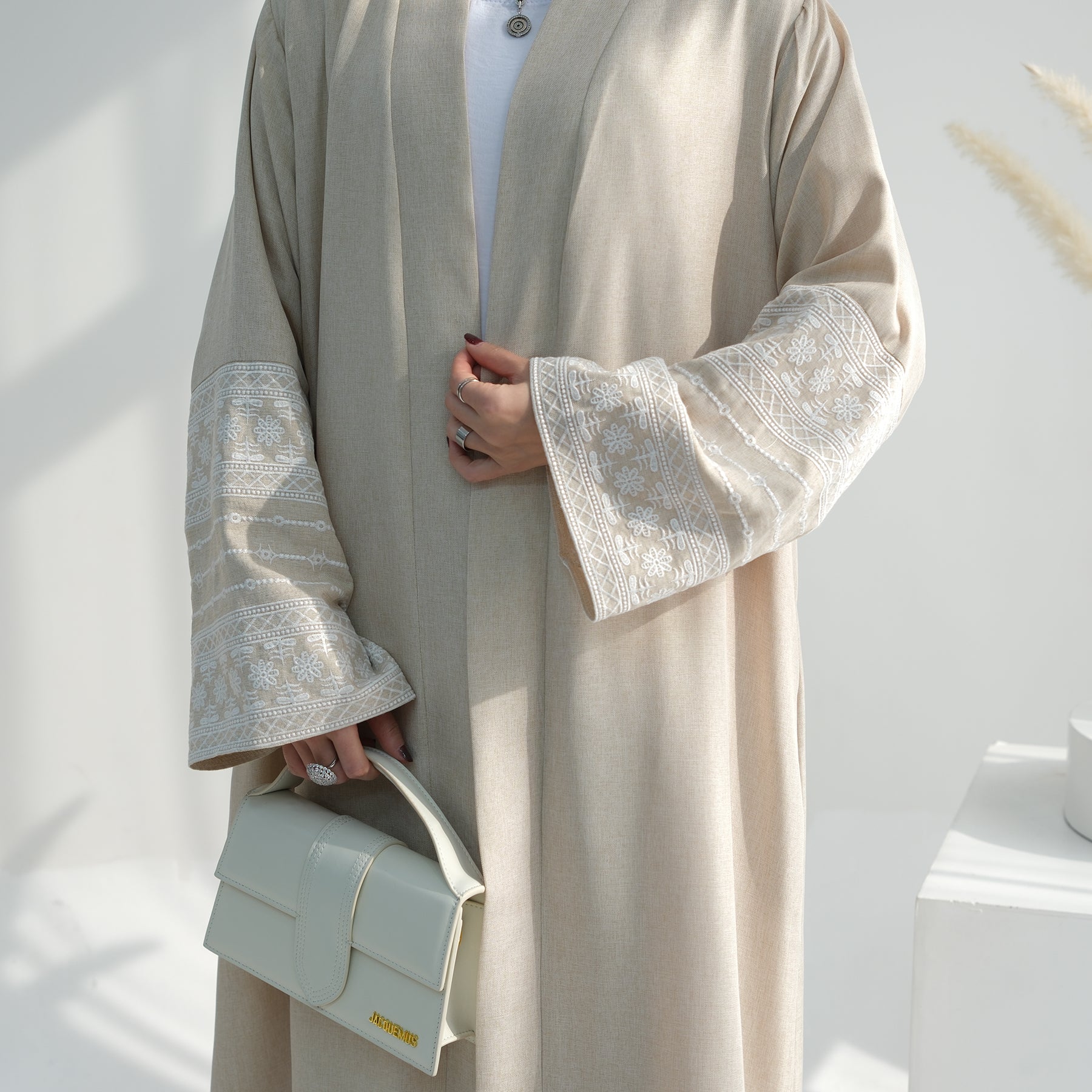 OPEN ABAYA - LINEN - GEBORDUURDE MOUW BEIGE